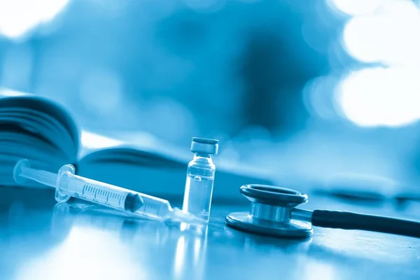 Yeni aşı covid-19 şişe grip şırıngası, konsept tıbbi test aşısı koronavirüs enjeksiyon tedavisi hastalık önleme bağışıklık hastalığı. Seçici odaklanma hastalığı.