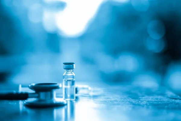 Yeni aşı covid-19 şişe grip şırıngası, konsept tıbbi test aşısı koronavirüs enjeksiyon tedavisi hastalık önleme bağışıklık hastalığı. Seçici odaklanma hastalığı.