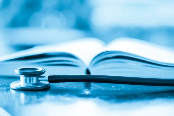 Yeni aşı covid-19 şişe grip şırıngası, konsept tıbbi test aşısı koronavirüs enjeksiyon tedavisi hastalık önleme bağışıklık hastalığı. Seçici odaklanma hastalığı.