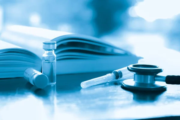 Yeni aşı covid-19 şişe grip şırıngası, konsept tıbbi test aşısı koronavirüs enjeksiyon tedavisi hastalık önleme bağışıklık hastalığı. Seçici odaklanma hastalığı.