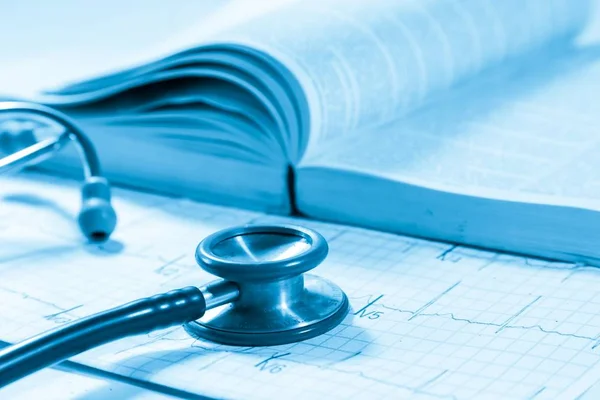 Yeni aşı covid-19 şişe grip şırıngası, konsept tıbbi test aşısı koronavirüs enjeksiyon tedavisi hastalık önleme bağışıklık hastalığı. Seçici odaklanma hastalığı.