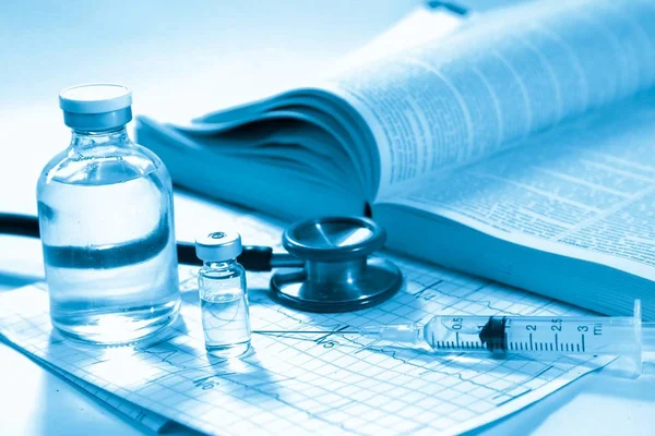 Yeni aşı covid-19 şişe grip şırıngası, konsept tıbbi test aşısı koronavirüs enjeksiyon tedavisi hastalık önleme bağışıklık hastalığı. Seçici odaklanma hastalığı.