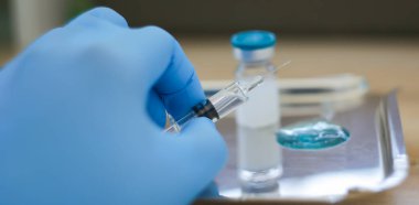 Yeni aşı covid-19 şişe grip şırıngası, konsept tıbbi test aşısı koronavirüs enjeksiyon tedavisi hastalık önleme bağışıklık hastalığı. Seçici odaklanma hastalığı.