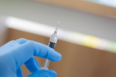 Yeni aşı covid-19 şişe grip şırıngası, konsept tıbbi test aşısı koronavirüs enjeksiyon tedavisi hastalık önleme bağışıklık hastalığı. Seçici odaklanma hastalığı.