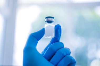 Yeni aşı covid-19 şişe grip şırıngası, konsept tıbbi test aşısı koronavirüs enjeksiyon tedavisi hastalık önleme bağışıklık hastalığı. Seçici odaklanma hastalığı.