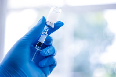 Yeni aşı covid-19 şişe grip şırıngası, konsept tıbbi test aşısı koronavirüs enjeksiyon tedavisi hastalık önleme bağışıklık hastalığı. Seçici odaklanma hastalığı.