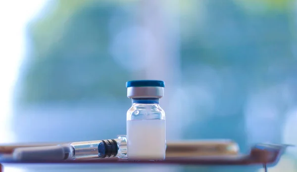 Yeni aşı covid-19 şişe grip şırıngası, konsept tıbbi test aşısı koronavirüs enjeksiyon tedavisi hastalık önleme bağışıklık hastalığı. Seçici odaklanma hastalığı.