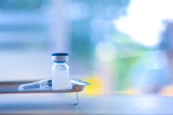 Yeni aşı covid-19 şişe grip şırıngası, konsept tıbbi test aşısı koronavirüs enjeksiyon tedavisi hastalık önleme bağışıklık hastalığı. Seçici odaklanma hastalığı.