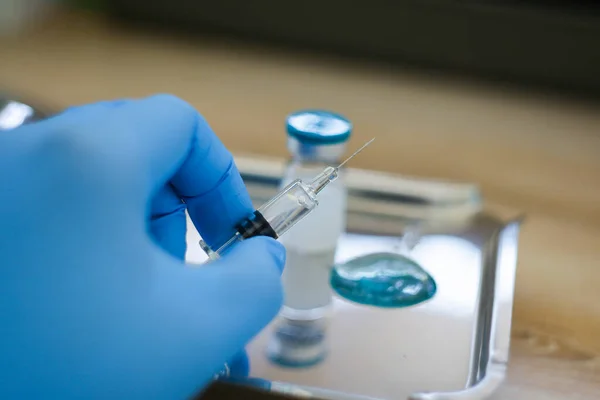 Yeni aşı covid-19 şişe grip şırıngası, konsept tıbbi test aşısı koronavirüs enjeksiyon tedavisi hastalık önleme bağışıklık hastalığı. Seçici odaklanma hastalığı.