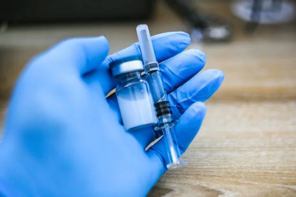 Yeni aşı covid-19 şişe grip şırıngası, konsept tıbbi test aşısı koronavirüs enjeksiyon tedavisi hastalık önleme bağışıklık hastalığı. Seçici odaklanma hastalığı.