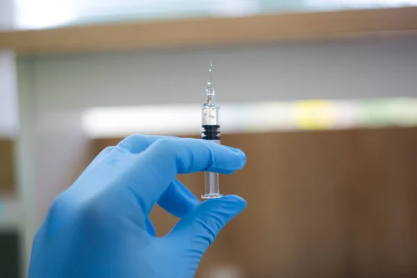 Yeni aşı covid-19 şişe grip şırıngası, konsept tıbbi test aşısı koronavirüs enjeksiyon tedavisi hastalık önleme bağışıklık hastalığı. Seçici odaklanma hastalığı.