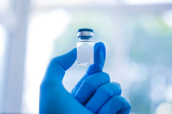 Yeni aşı covid-19 şişe grip şırıngası, konsept tıbbi test aşısı koronavirüs enjeksiyon tedavisi hastalık önleme bağışıklık hastalığı. Seçici odaklanma hastalığı.