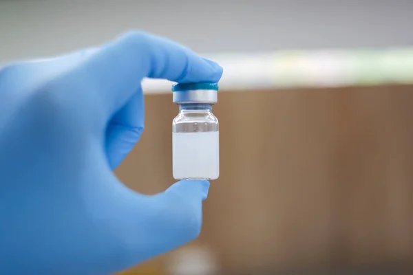 Yeni aşı covid-19 şişe grip şırıngası, konsept tıbbi test aşısı koronavirüs enjeksiyon tedavisi hastalık önleme bağışıklık hastalığı. Seçici odaklanma hastalığı.