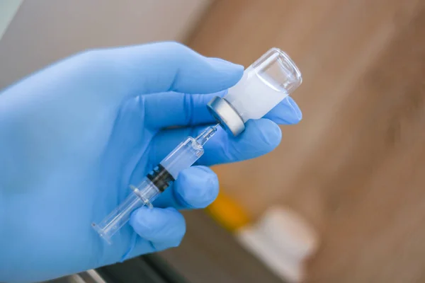 Yeni aşı covid-19 şişe grip şırıngası, konsept tıbbi test aşısı koronavirüs enjeksiyon tedavisi hastalık önleme bağışıklık hastalığı. Seçici odaklanma hastalığı.