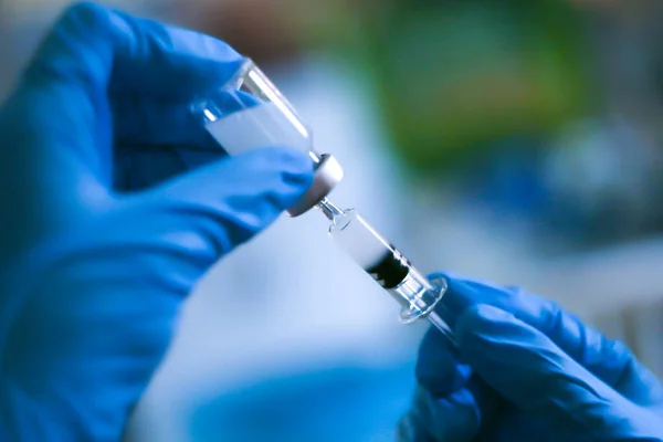 Yeni aşı covid-19 şişe grip şırıngası, konsept tıbbi test aşısı koronavirüs enjeksiyon tedavisi hastalık önleme bağışıklık hastalığı. Seçici odaklanma hastalığı.