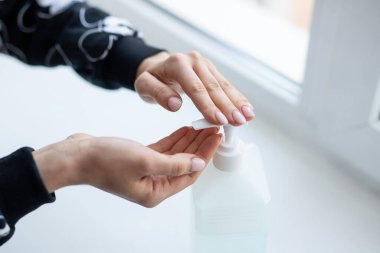 Kadın el dezenfektanı virüsün covid-19 koronavirüsünü engelliyor.