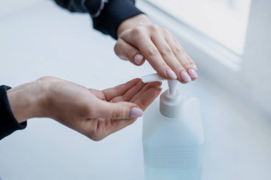 Kadın el dezenfektanı virüsün covid-19 koronavirüsünü engelliyor.