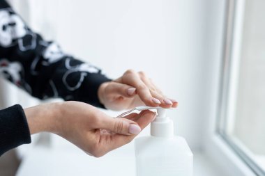 Kadın el dezenfektanı virüsün covid-19 koronavirüsünü engelliyor.