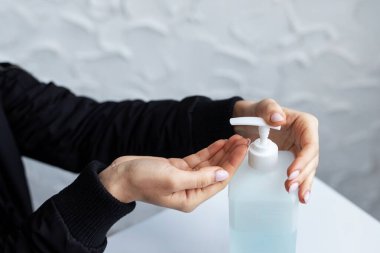 Kadın el dezenfektanı virüsün covid-19 koronavirüsünü engelliyor.