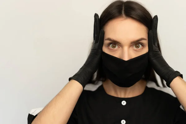 Coronavirus, a young girl in a black protective mask and black gloves, dressed in black clothes — Stock Photo, Image