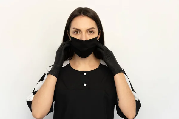 Коронавірус - дівчинка в чорній захисній масці і чорних рукавицях, одягнена в чорне вбрання. — стокове фото