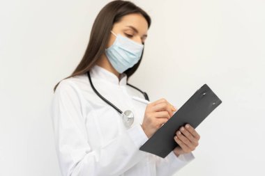 Koruyucu tıbbi maskeli, steteskoplu kadın doktor. Çoban köpeği 19 'a karşı koruma kavramı.