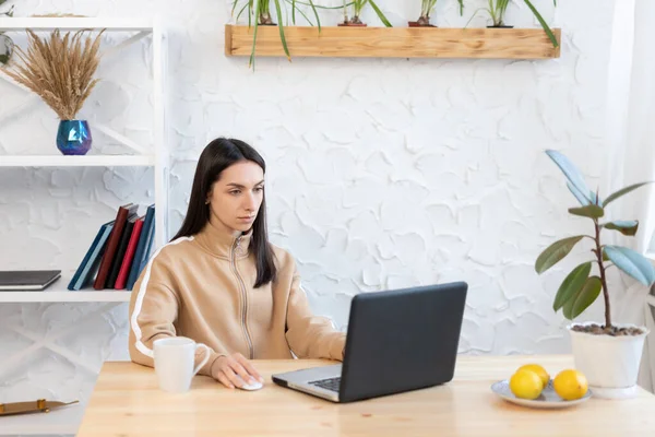 Öğrenciler için genç kız mesafesi öğrenme. Karantinaya alın. Serbest meslek, uzak çalışma, evde çalışma, online eğitim.
