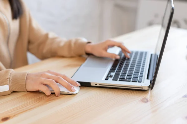 Mujer joven aprendizaje a distancia para los estudiantes. Cuarentena. freelancer, trabajo a distancia, trabajo en casa, educación en línea — Foto de Stock