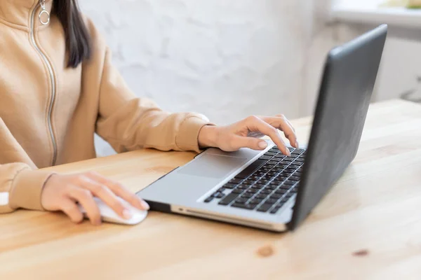 Mujer joven aprendizaje a distancia para los estudiantes. Cuarentena. freelancer, trabajo a distancia, trabajo en casa, educación en línea — Foto de Stock