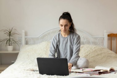 Öğrenciler için genç kız mesafesi öğrenme. Karantinaya alın. Serbest meslek, uzak çalışma, evde çalışma, online eğitim.