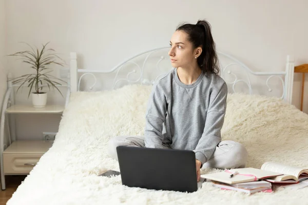Mujer joven aprendizaje a distancia para los estudiantes. Cuarentena. freelancer, trabajo a distancia, trabajo en casa, educación en línea — Foto de Stock