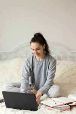 Öğrenciler için genç kız mesafesi öğrenme. Karantinaya alın. Serbest meslek, uzak çalışma, evde çalışma, online eğitim.
