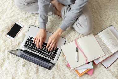 Öğrenciler için genç kız mesafesi öğrenme. Karantinaya alın. Serbest meslek, uzak çalışma, evde çalışma, online eğitim.
