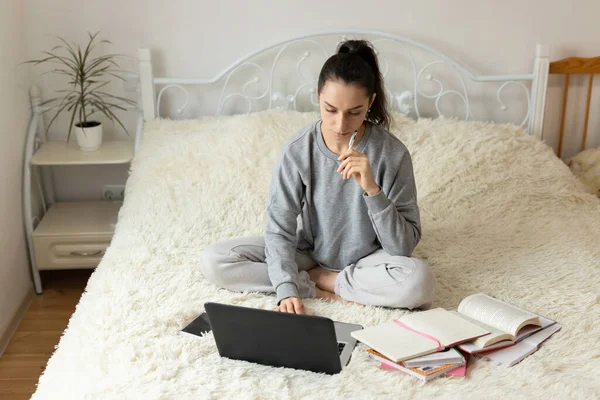 Öğrenciler için genç kız mesafesi öğrenme. Karantinaya alın. Serbest meslek, uzak çalışma, evde çalışma, online eğitim.
