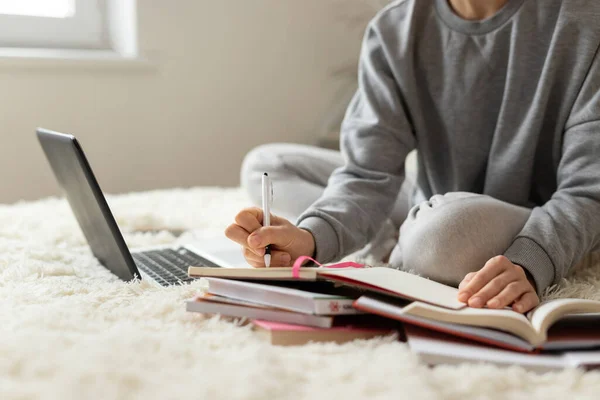 Öğrenciler için genç kız mesafesi öğrenme. Karantinaya alın. Serbest meslek, uzak çalışma, evde çalışma, online eğitim.