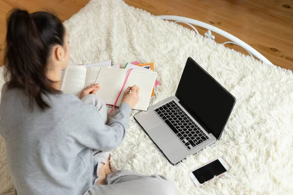 Öğrenciler için genç kız mesafesi öğrenme. Karantinaya alın. Serbest meslek, uzak çalışma, evde çalışma, online eğitim.