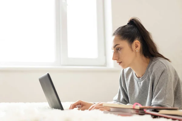Mujer joven aprendizaje a distancia para los estudiantes. Cuarentena. freelancer, trabajo a distancia, trabajo en casa, educación en línea — Foto de Stock