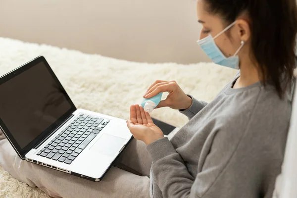 Coronavirus. İş kadını koruyucu maske takarak evde çalışıyor. Coronavirus için karantinada olan iş kadını.