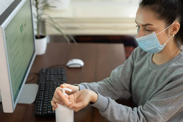 Coronavirus. İş kadını koruyucu maske takarak evde çalışıyor. Coronavirus için karantinada olan iş kadını.
