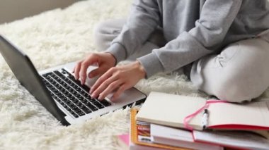 Öğrenciler için genç kız mesafesi öğrenme. Karantinaya alın. Serbest meslek, uzak çalışma, evde çalışma, online eğitim.