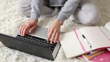 Öğrenciler için genç kız mesafesi öğrenme. Karantinaya alın. Serbest meslek, uzak çalışma, evde çalışma, online eğitim.