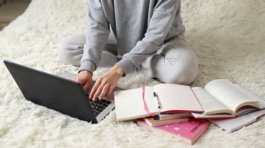 Öğrenciler için genç kız mesafesi öğrenme. Karantinaya alın. Serbest meslek, uzak çalışma, evde çalışma, online eğitim.