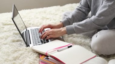 Öğrenciler için genç kız mesafesi öğrenme. Karantinaya alın. Serbest meslek, uzak çalışma, evde çalışma, online eğitim.