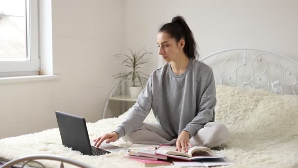 Mujer joven aprendizaje a distancia para los estudiantes. Cuarentena. freelancer, trabajo a distancia, trabajo en casa, educación en línea — Vídeo de stock
