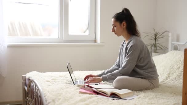 Mujer joven aprendizaje a distancia para los estudiantes. Cuarentena. freelancer, trabajo a distancia, trabajo en casa, educación en línea — Vídeos de Stock