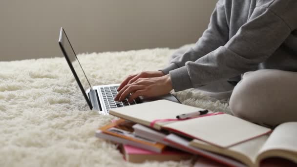 Mujer joven aprendizaje a distancia para los estudiantes. Cuarentena. freelancer, trabajo a distancia, trabajo en casa, educación en línea — Vídeos de Stock