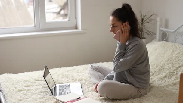 Mladá dívka se distancuje od učení pro studenty. Karanténa. Freelancer, vzdálená práce, práce doma, online vzdělávání — Stock video