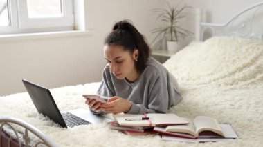 Öğrenciler için genç kız mesafesi öğrenme. Karantinaya alın. Serbest meslek, uzak çalışma, evde çalışma, online eğitim.