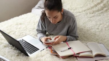 Öğrenciler için genç kız mesafesi öğrenme. Karantinaya alın. Serbest meslek, uzak çalışma, evde çalışma, online eğitim.