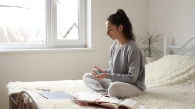 Coronavirus. İş kadını koruyucu maske takarak evde çalışıyor. Coronavirus için karantinada olan iş kadını.